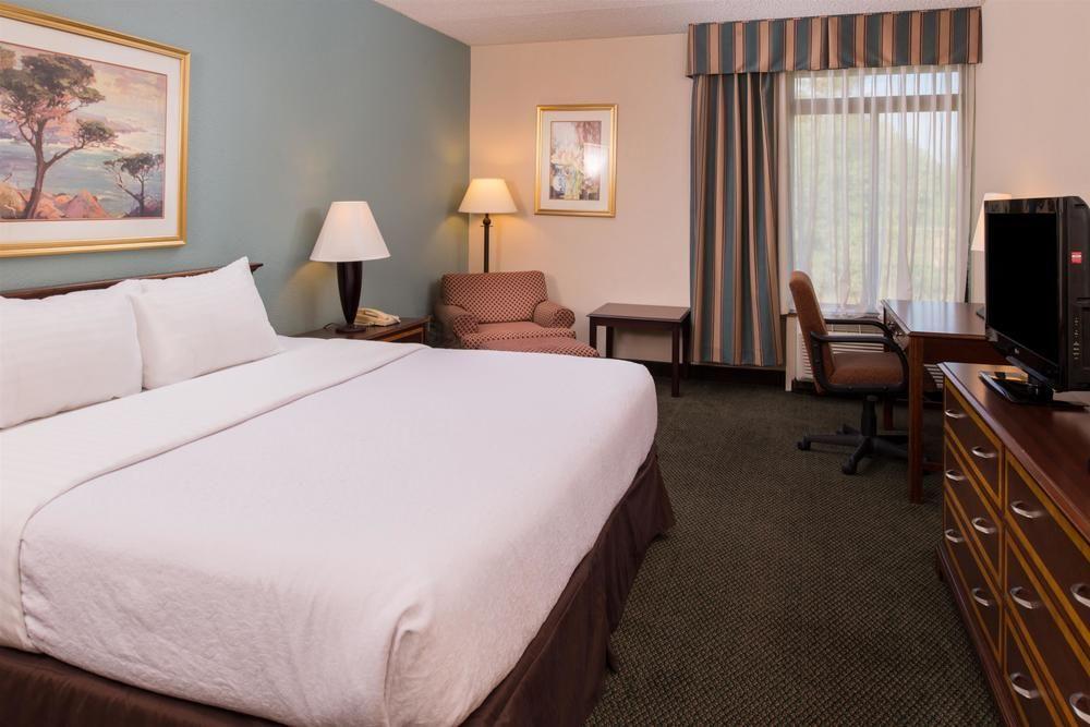 Ramada Plaza Rochester Airport 외부 사진